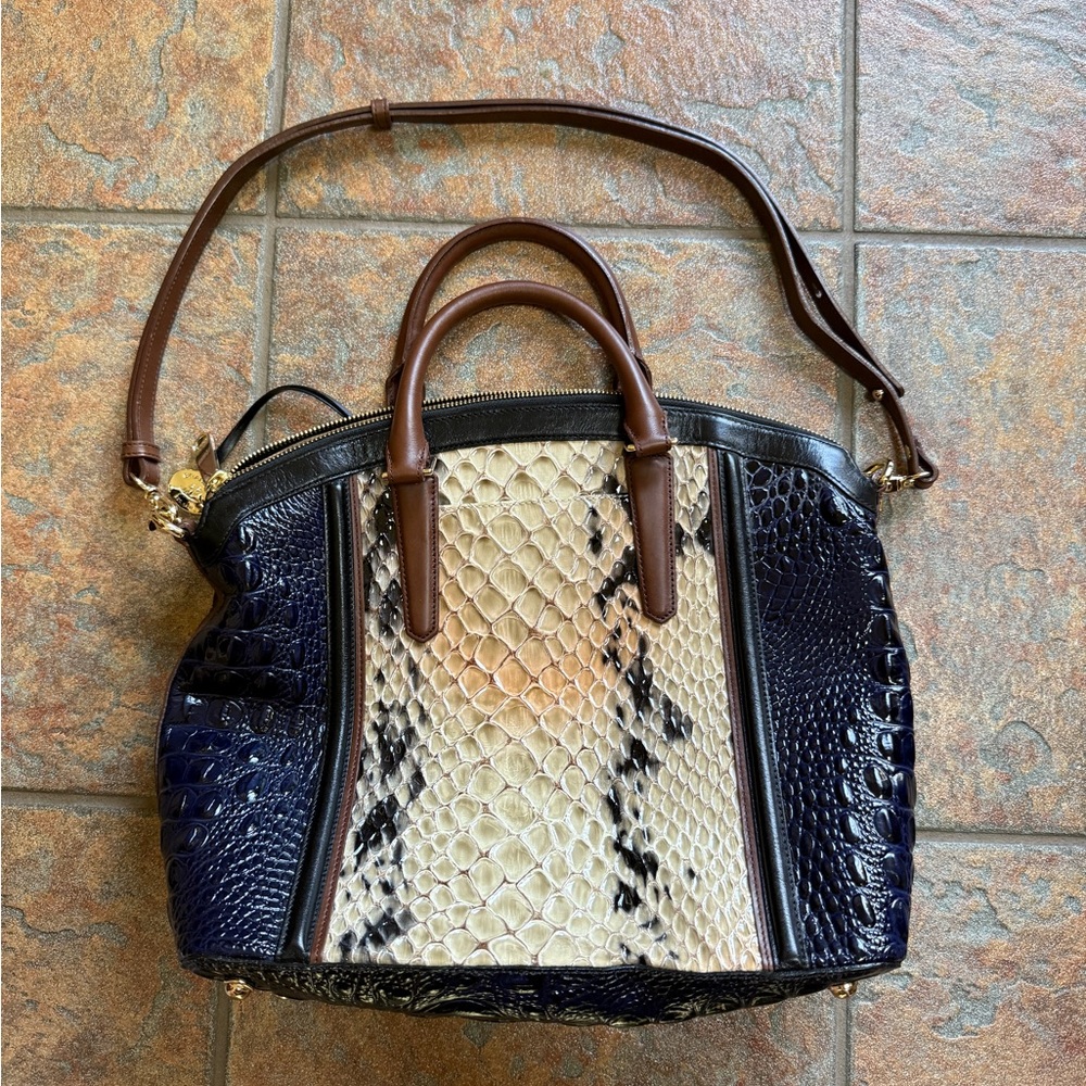 Chic Designer Snakeskin and Leather Handbag - Picture 2 of 4